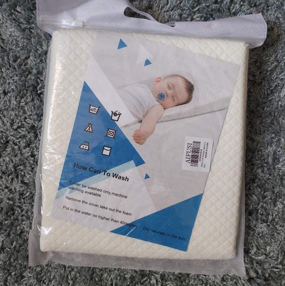 Baby Crib Wedge Pillow. - Picture 1 of 5